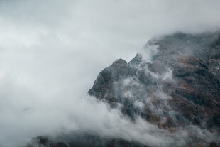 云雾缭绕的巍峨山峰