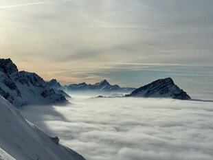雪山云海壮丽景观