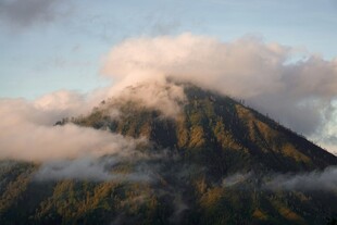 云雾缭绕的壮丽山峰