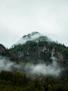 云雾缭绕的山峦美景