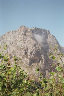 巍峨山峰与葱郁植被
