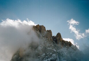 云雾缭绕的巍峨山峰