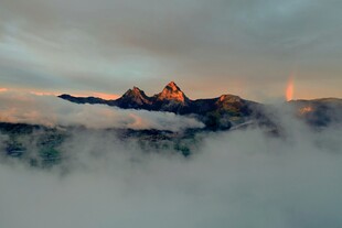 云雾缭绕中的壮美山峰