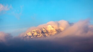 云端雪山美景