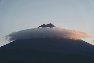 云雾缭绕中的巍峨山峰