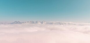 云海之上的壮丽山景
