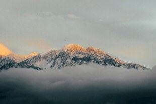 雪山云海间的壮丽日出