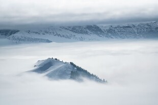 云海中的雪山孤峰