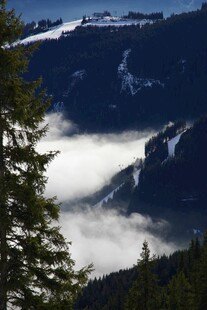 山间云海缭绕的壮美景色