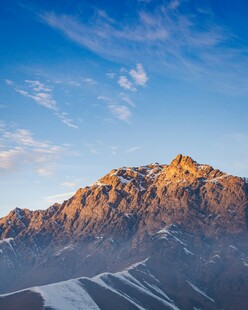 壮丽雪山日出美景