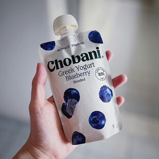 手持Chobani酸奶饮品