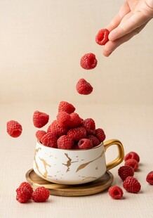 手撒树莓入杯温馨画面
