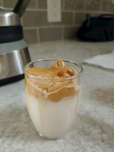 玻璃杯中美味的分层饮品