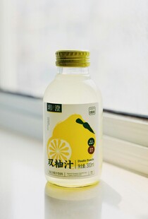 窗边的柠檬味饮料