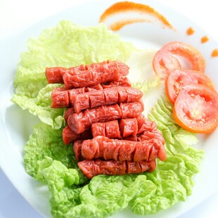 生菜上的美味香肠