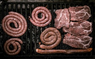 烤架上的肉类食材