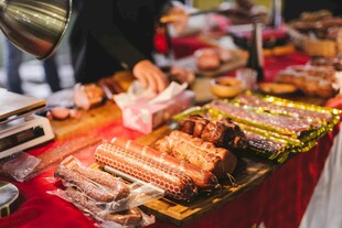 丰盛美食摊位上的多样佳肴