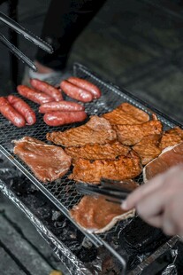 户外烧烤美味肉类烤制中