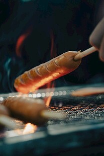炭火上烤制的美味热狗