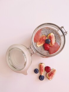 玻璃罐中的缤纷水果