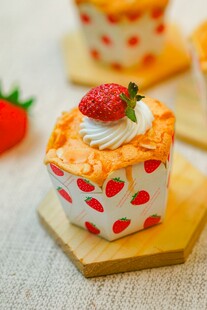 草莓奶油纸杯蛋糕