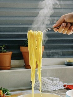 手捞热气腾腾的新鲜面条