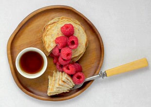 木盘上的美味松饼与浆果