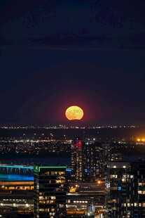 城市夜空下的巨大满月