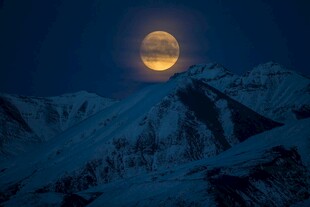 雪山月夜美景