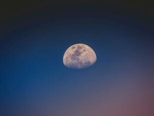 夜空中的皎洁明月