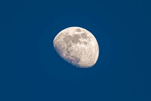 夜空中的半圆明月