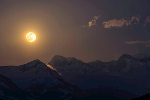 夕阳下的壮丽雪山景观