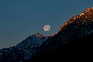 山间明月升