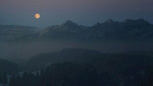 夜幕下的山景与高悬明月
