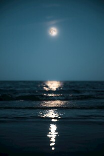 月夜下的静谧海面