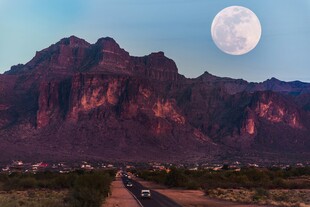 月夜下的壮丽山峦公路