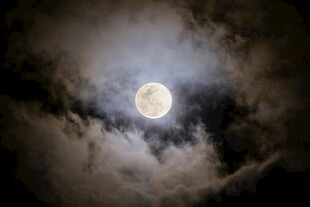 夜空中的朦胧明月