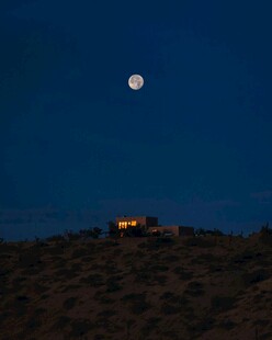 月夜下的山间小屋