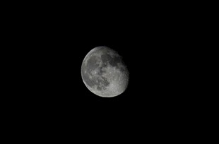 夜空中的半轮明月