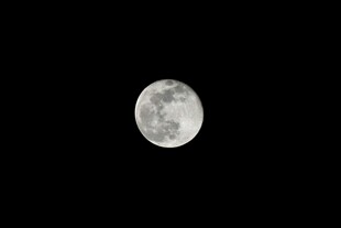 夜空中的皎洁明月