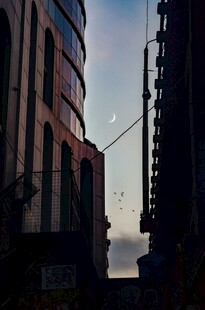 城市楼宇间的天空一角