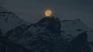 月夜雪山