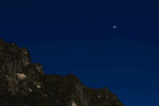 夜空下的山峦与孤月