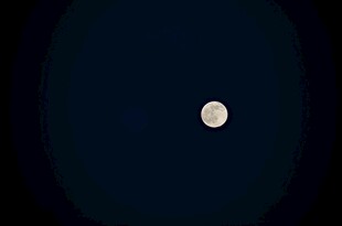 夜空中的孤月
