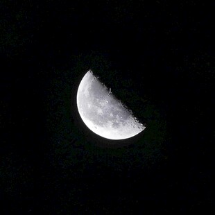夜空中的半月