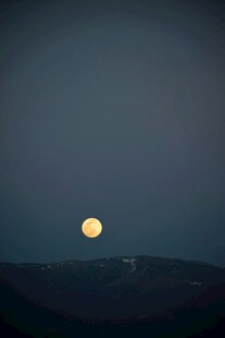 夜幕下的孤月