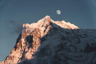 雪山之巅的皎洁明月