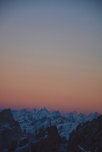 雪山日落美景