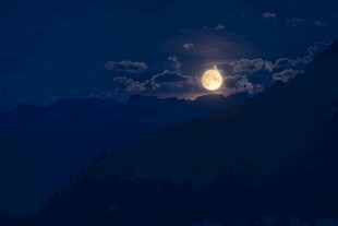 月夜山峦美景