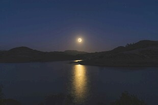 月夜湖景